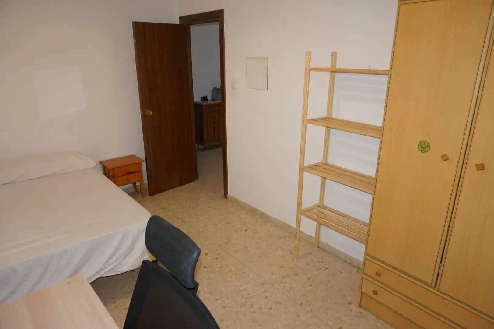 Dormitori de Pis de lloguer en Granada amb Calefacció i Moblat