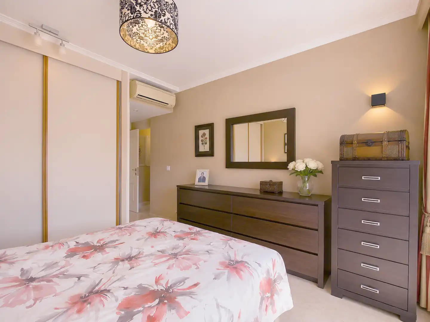 Dormitori de Apartament en venda en Estepona amb Aire condicionat, Terrassa i Piscina