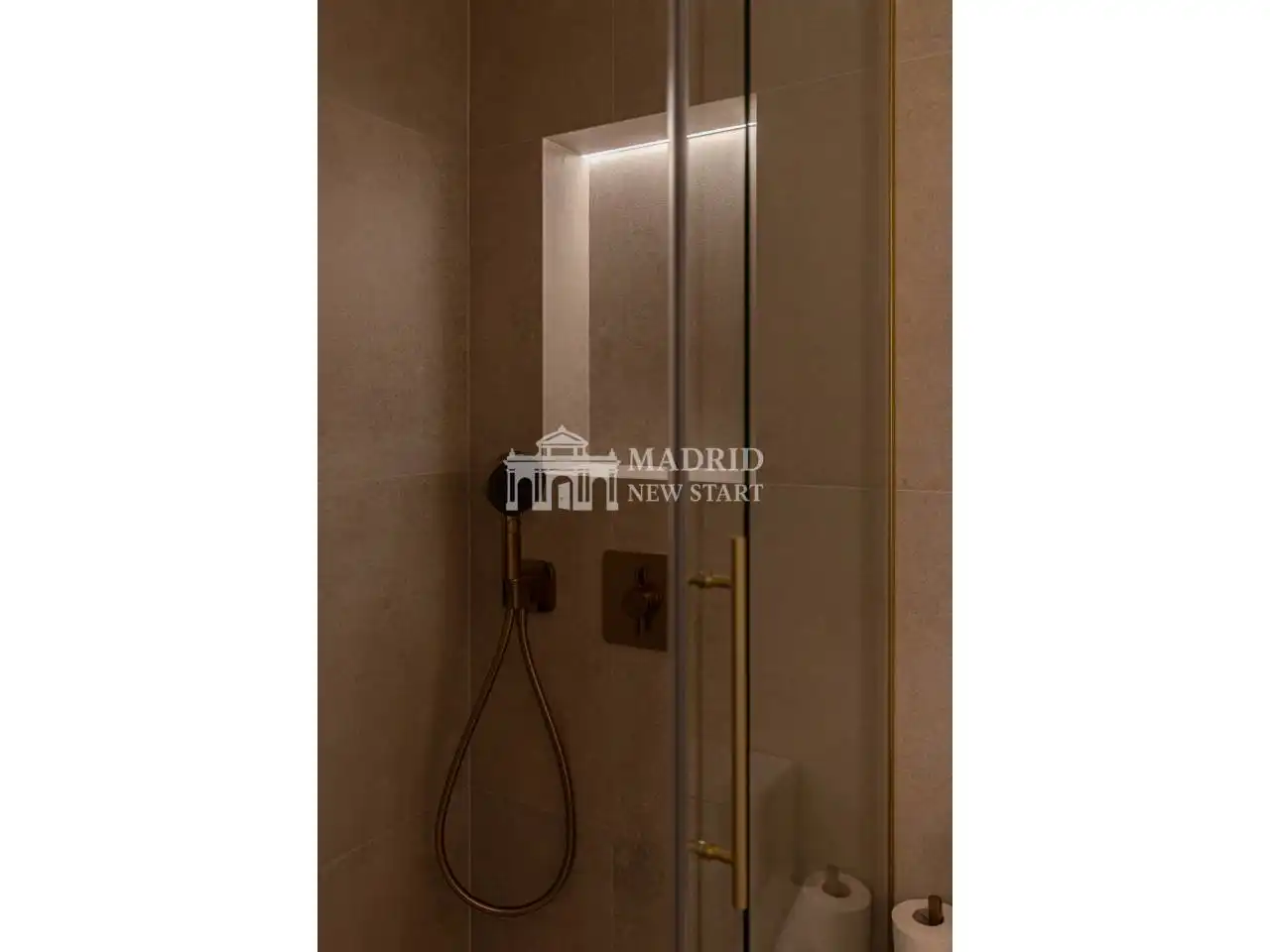 Bathroom of Flat for rent in Madrid  with Air Conditioner, Heating and Terrace