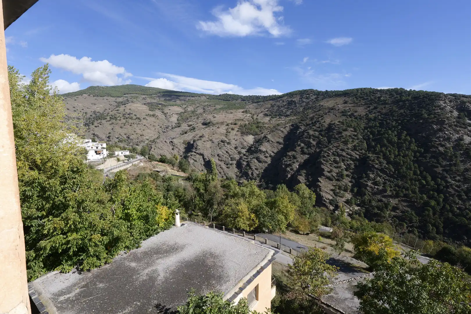 Vista exterior de Casa adosada en venda en Bérchules amb Terrassa i Balcó
