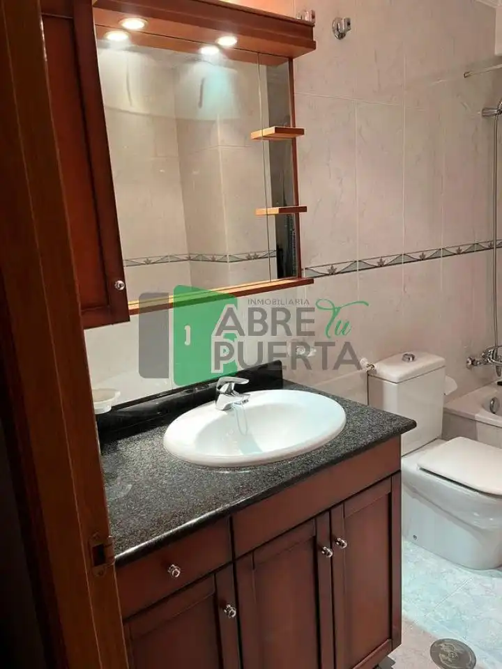 Bany de Pis de lloguer en Ourense Capital  amb Calefacció, Parquet i Moblat