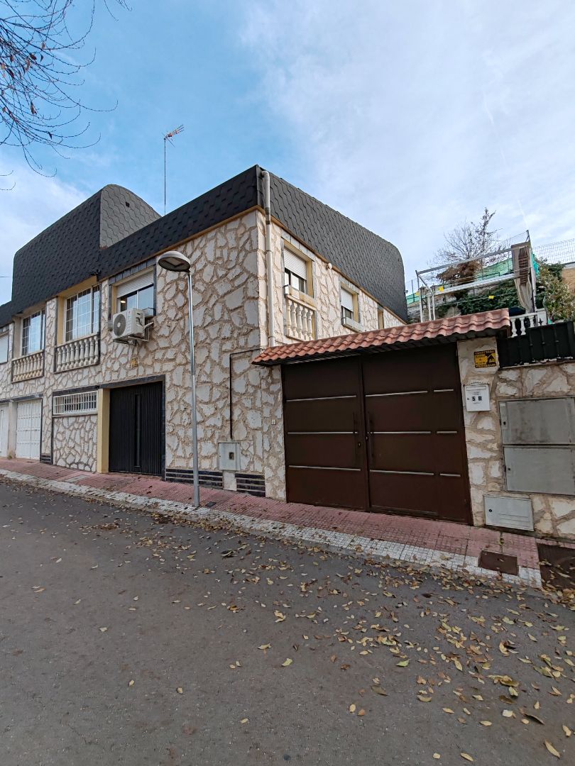 Vista exterior de Casa adosada en venda en Villalbilla amb Aire condicionat, Calefacció i Jardí privat