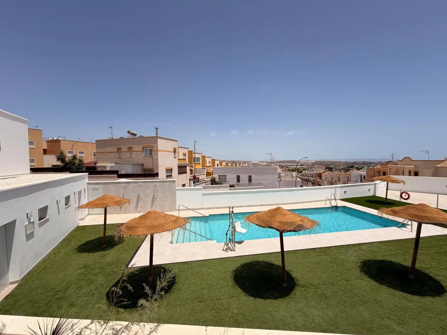 Piscina de Pis de lloguer en Huércal de Almería amb Aire condicionat, Jardí privat i Terrassa