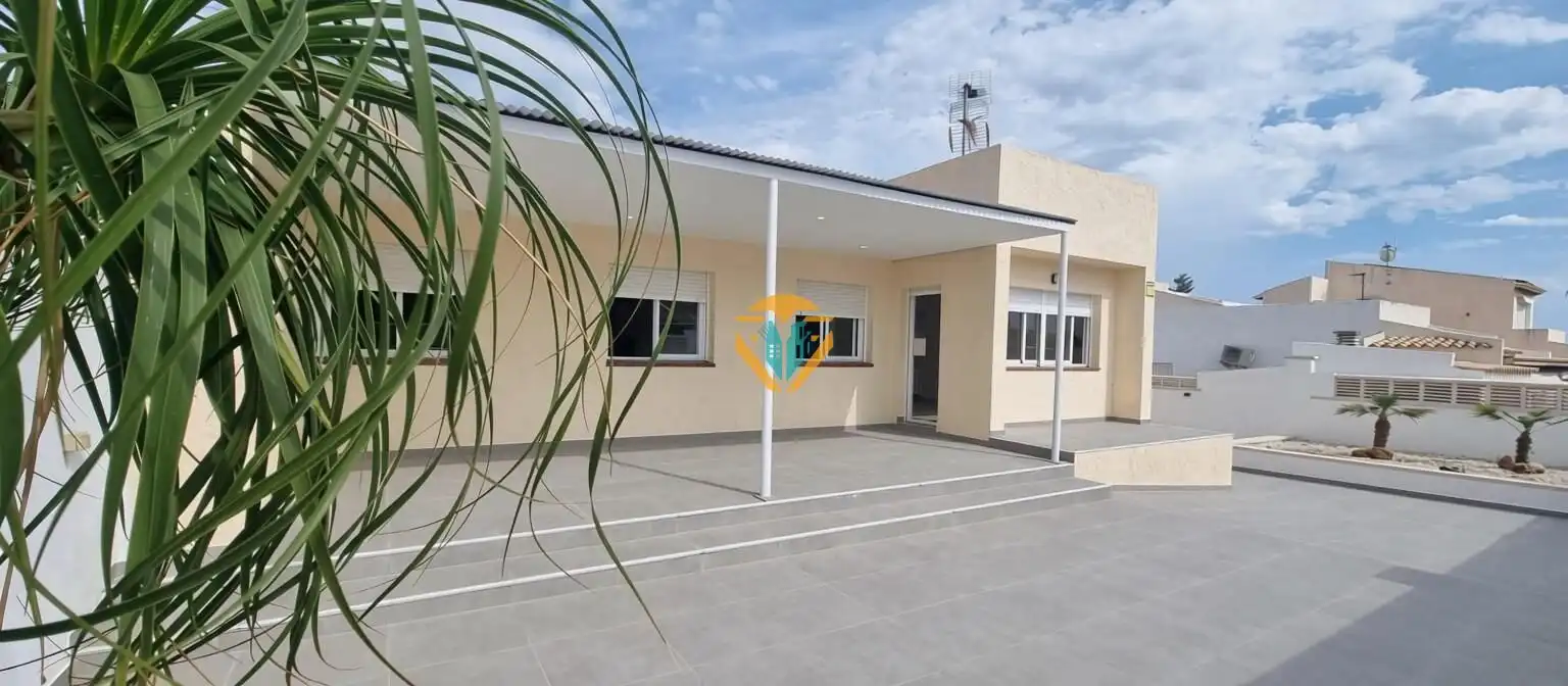 Casa aparellada amb piscina en venda a El Tossal - Bello Horizonte