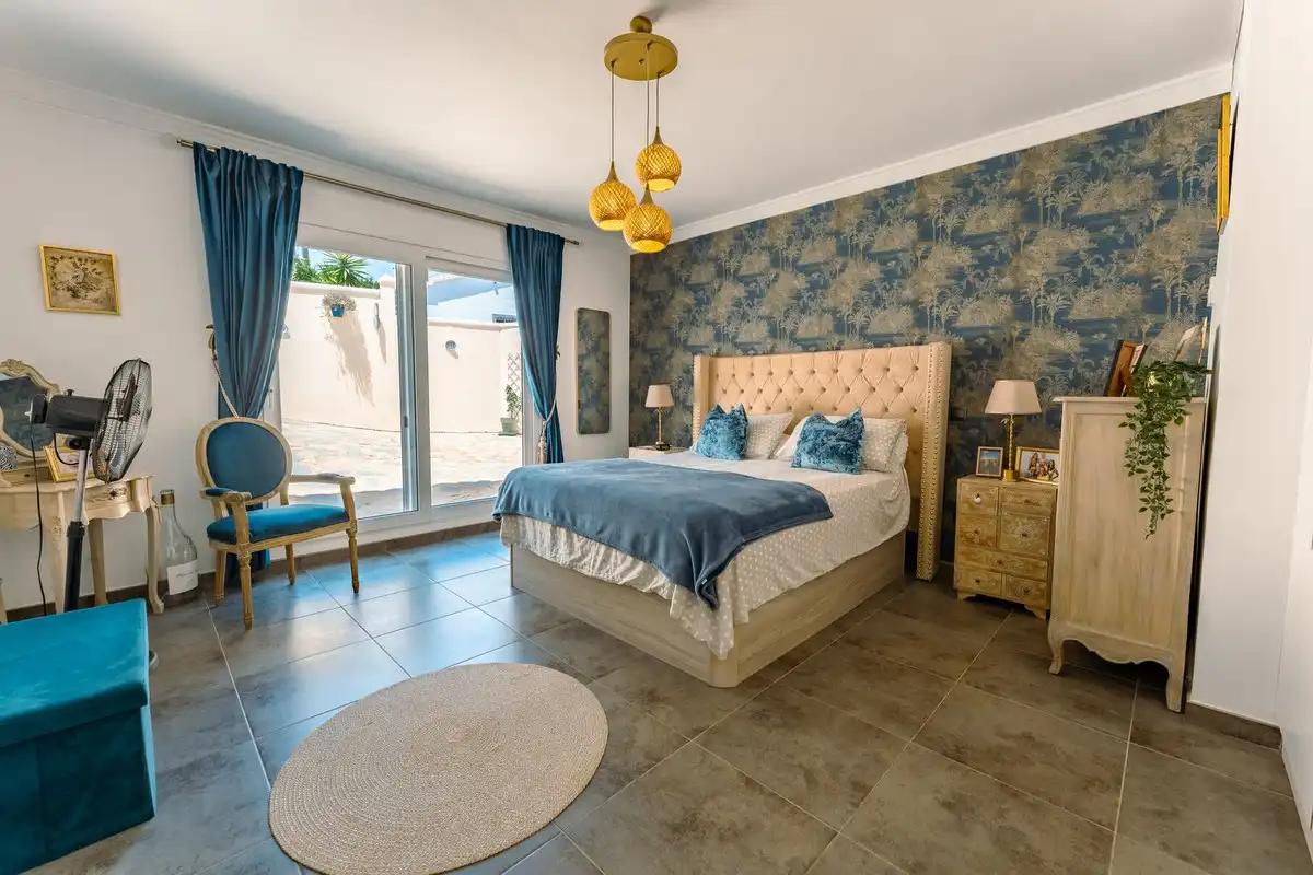 Dormitori de Casa o xalet en venda en Estepona amb Aire condicionat, Jardí privat i Terrassa