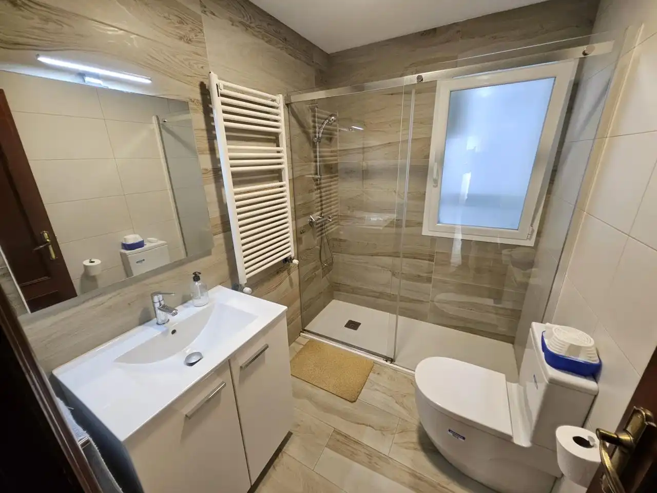 Baño de Piso en venta en Burlada / Burlata con Calefacción, Parquet y Balcón