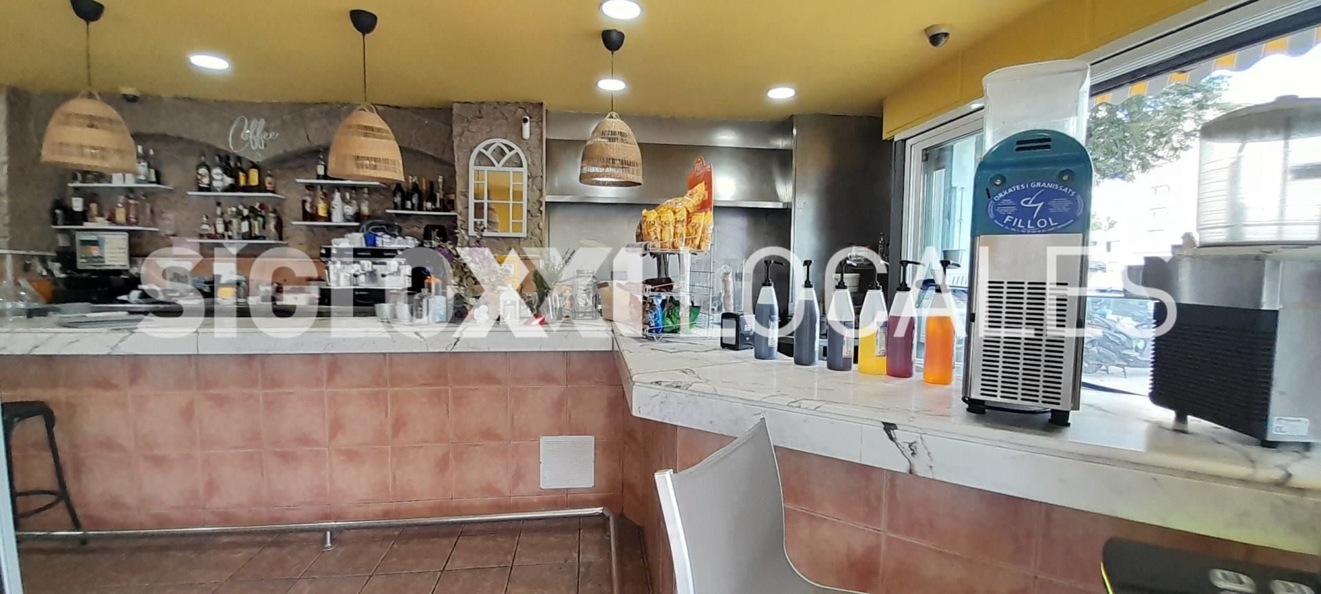 Premises to transfer in Badalona  with Air Conditioner