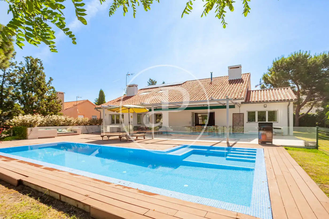 Vista exterior de Casa o chalet de alquiler en Madrid con Aire acondicionado, Calefacción y Jardín privado