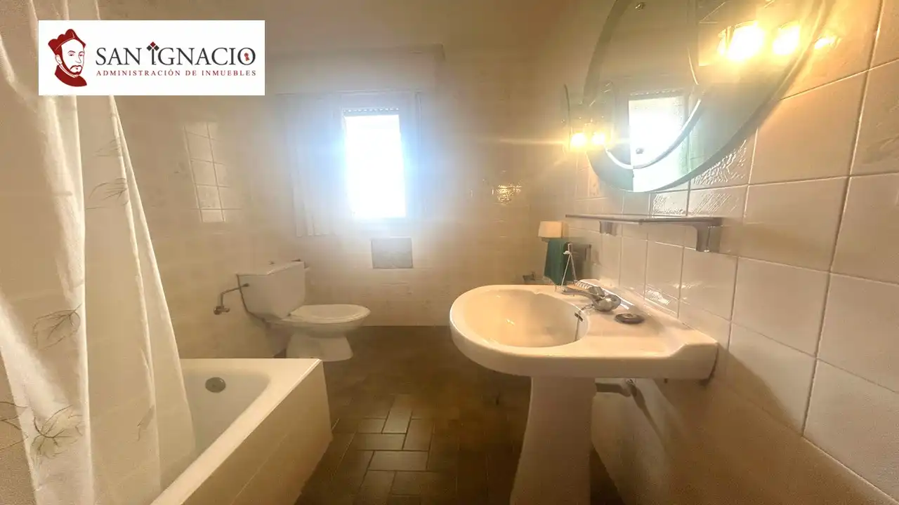 Baño de Piso en venta en Villarcayo de Merindad de Castilla la Vieja con Amueblado y Balcón