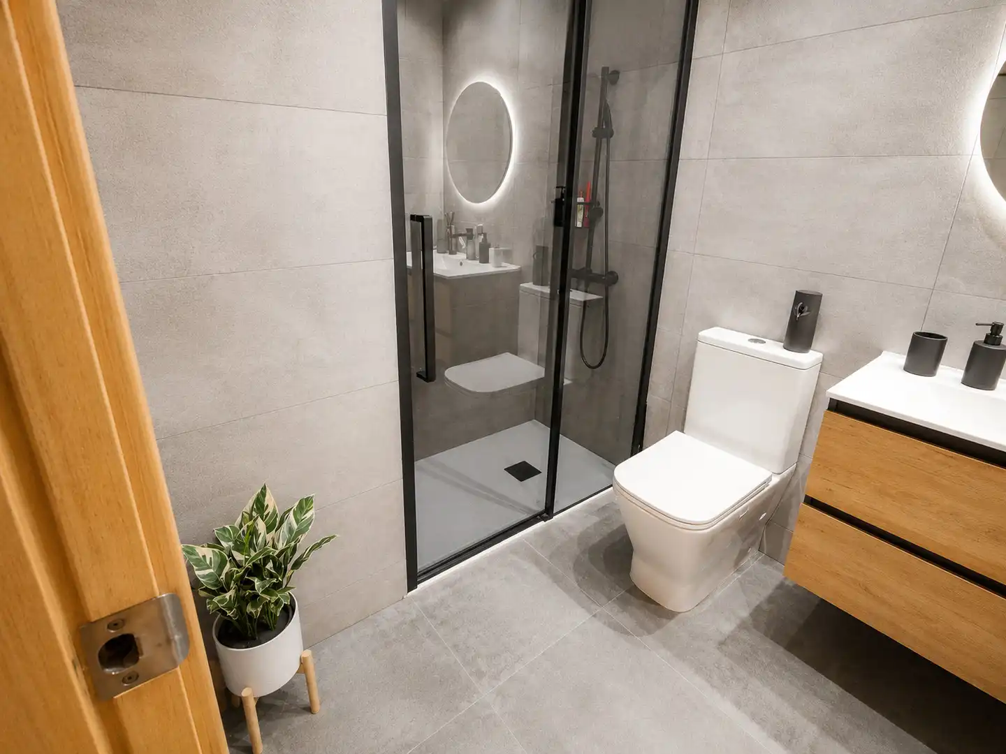 Bathroom of Flat for sale in Sabadell  with Air Conditioner, Heating and Parquet flooring