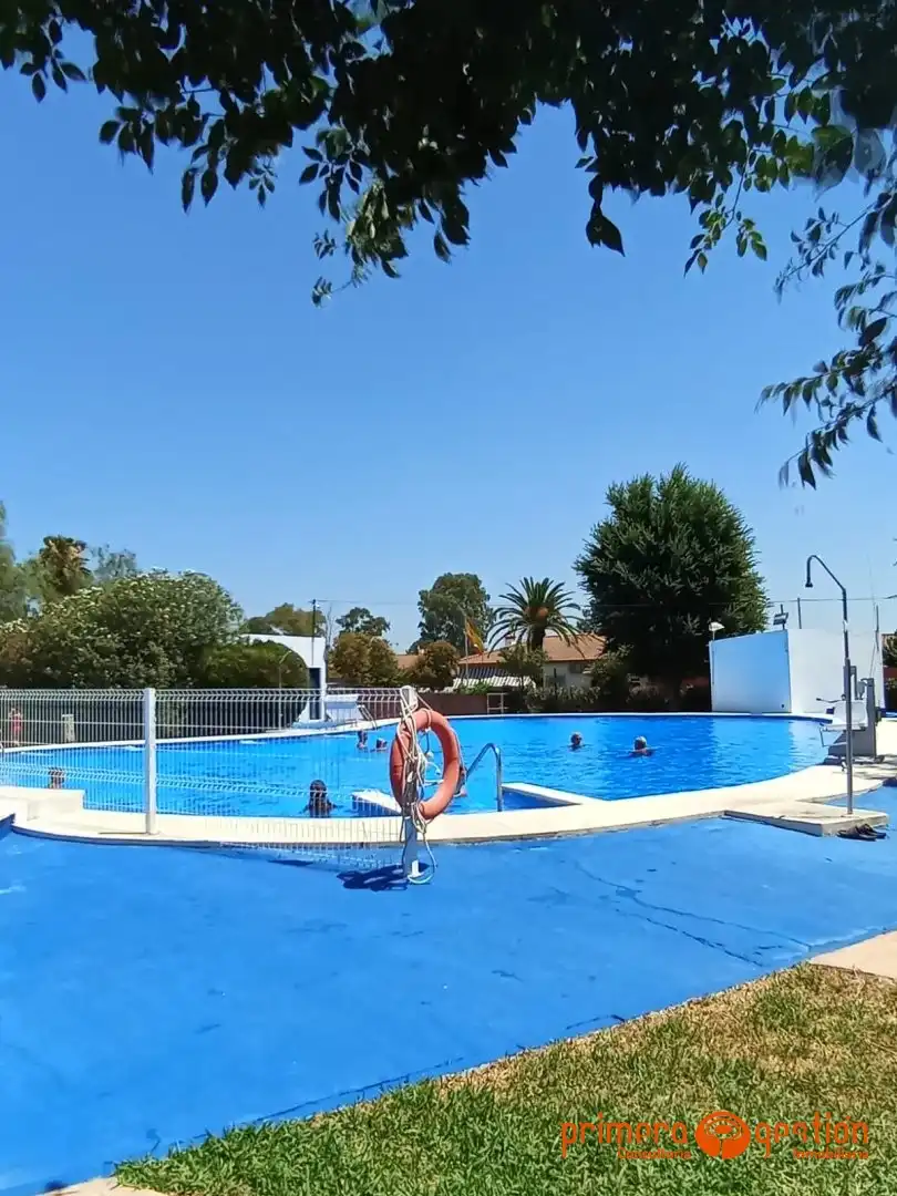 Chalet con piscina en venta en Carmona