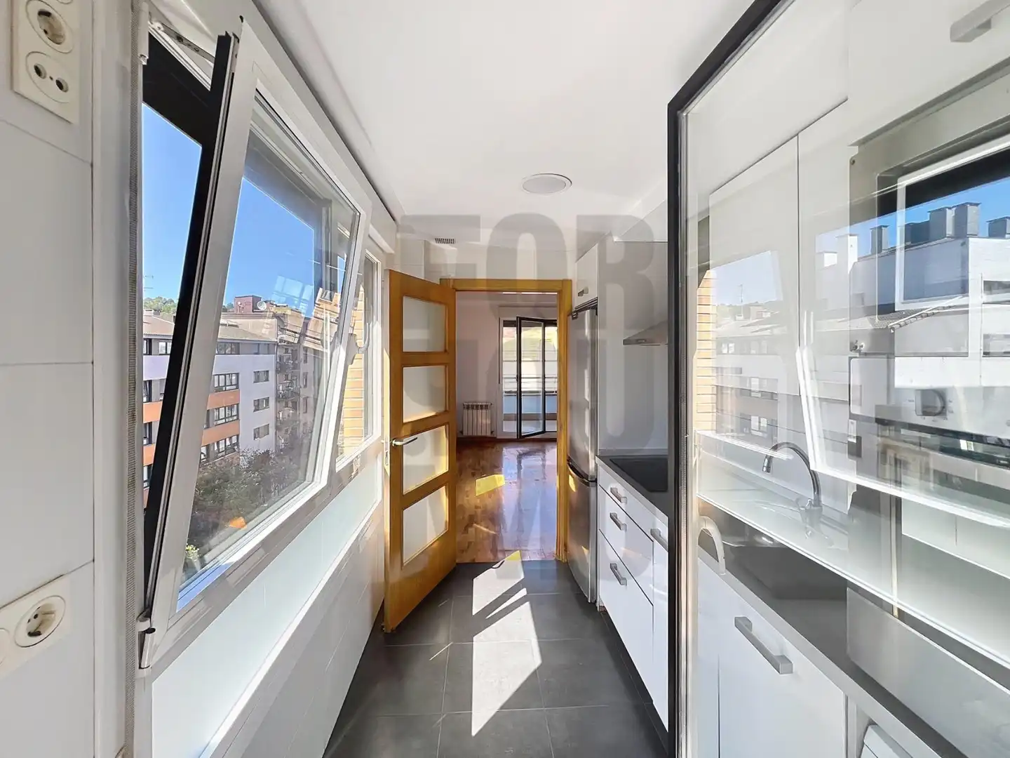 Cuina de Àtic en venda en Donostia - San Sebastián  amb Terrassa, Balcó i Alarma