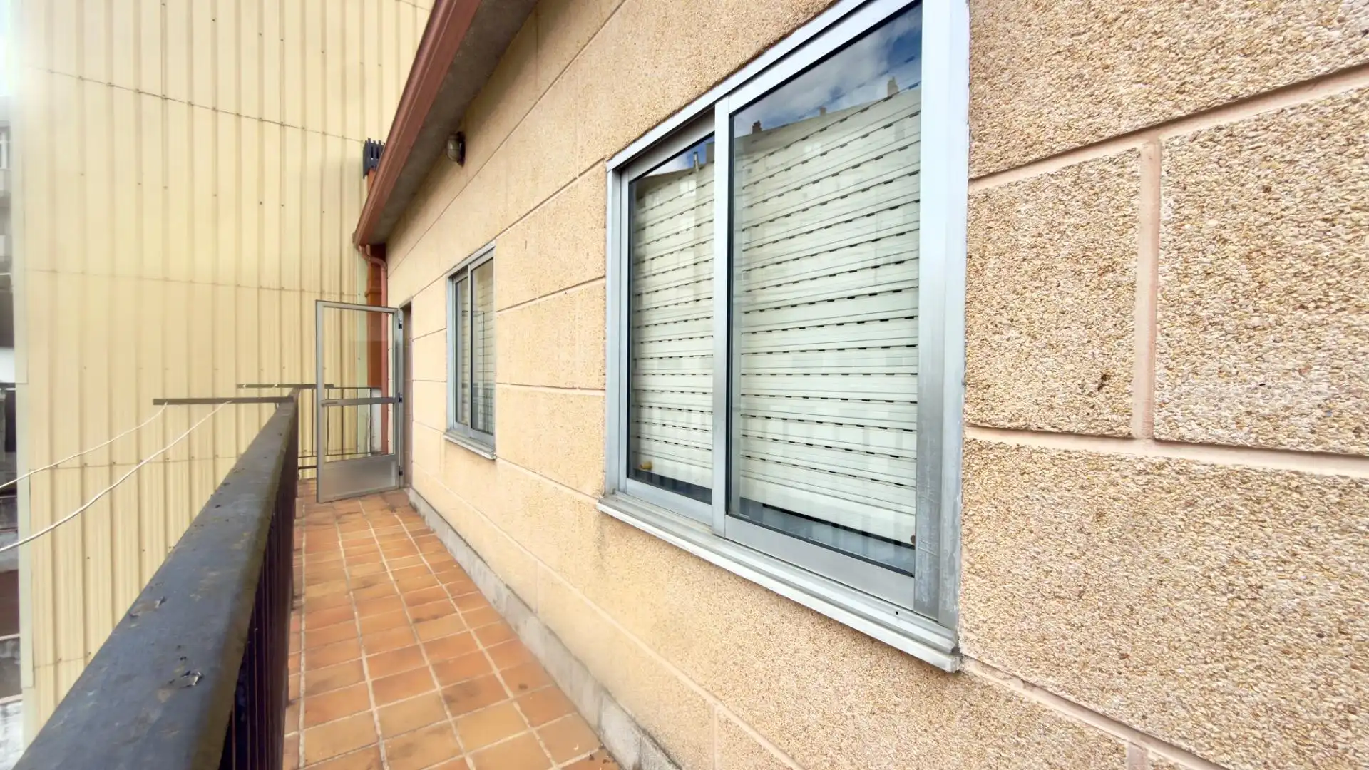 Vista exterior de Pis en venda en Ribadavia amb Calefacció, Moblat i Balcó