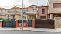 Vista exterior de Casa adosada en venda en Cabrerizos amb Calefacció, Jardí privat i Terrassa