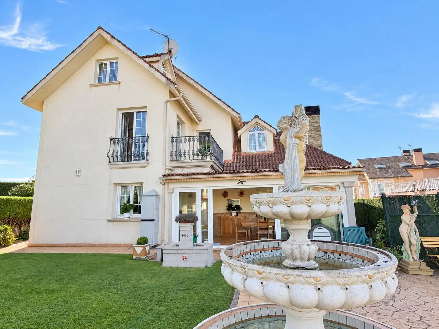 Vista exterior de Casa o xalet en venda en Oleiros amb Calefacció, Jardí privat i Terrassa