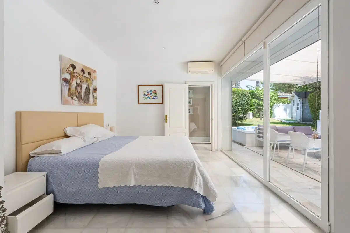 Dormitori de Casa adosada en venda en Marbella amb Aire condicionat i Terrassa