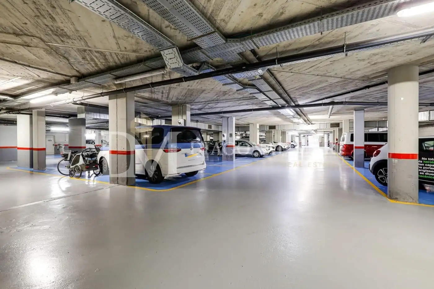 Parking de Piso en venta en Barcelona con Aire acondicionado, Calefacción y Terraza