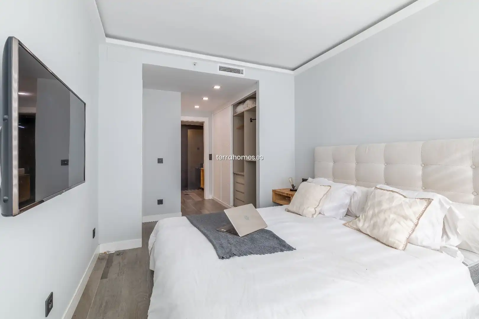 Dormitori de Dúplex de lloguer en Madrid amb Aire condicionat, Calefacció i Moblat
