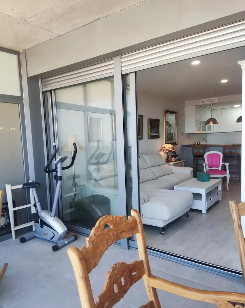 Sala de estar de Piso de alquiler en Almería con Aire acondicionado, Calefacción y Jardín privado