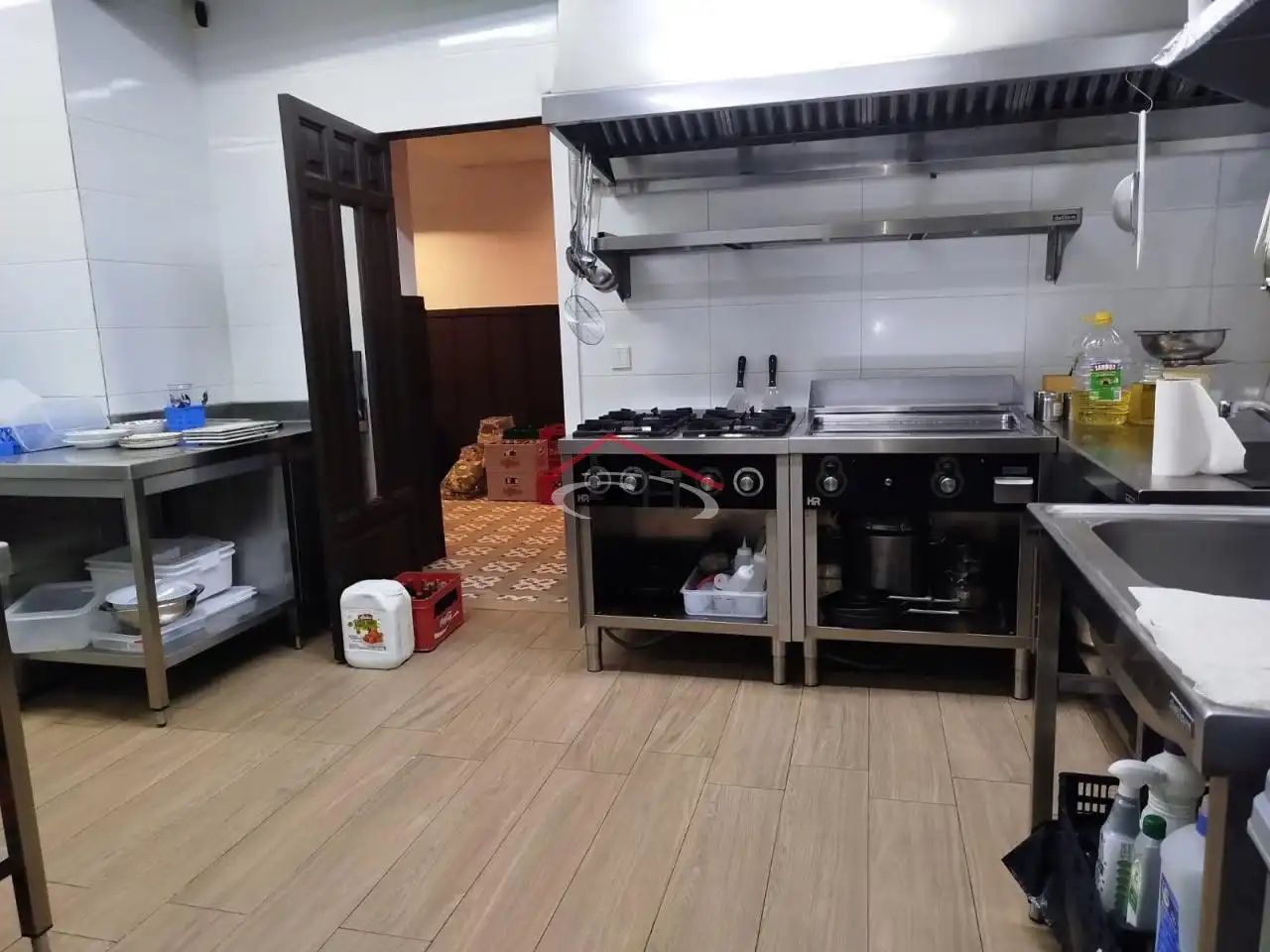 Cuina de Local de lloguer en León Capital  amb Moblat