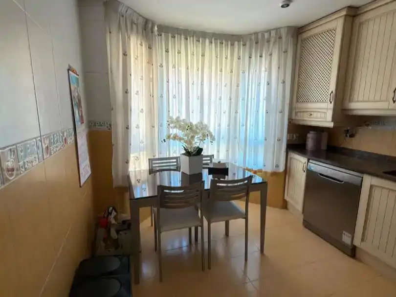 Comedor de Piso en venta en Parla con Aire acondicionado, Piscina y Balcón