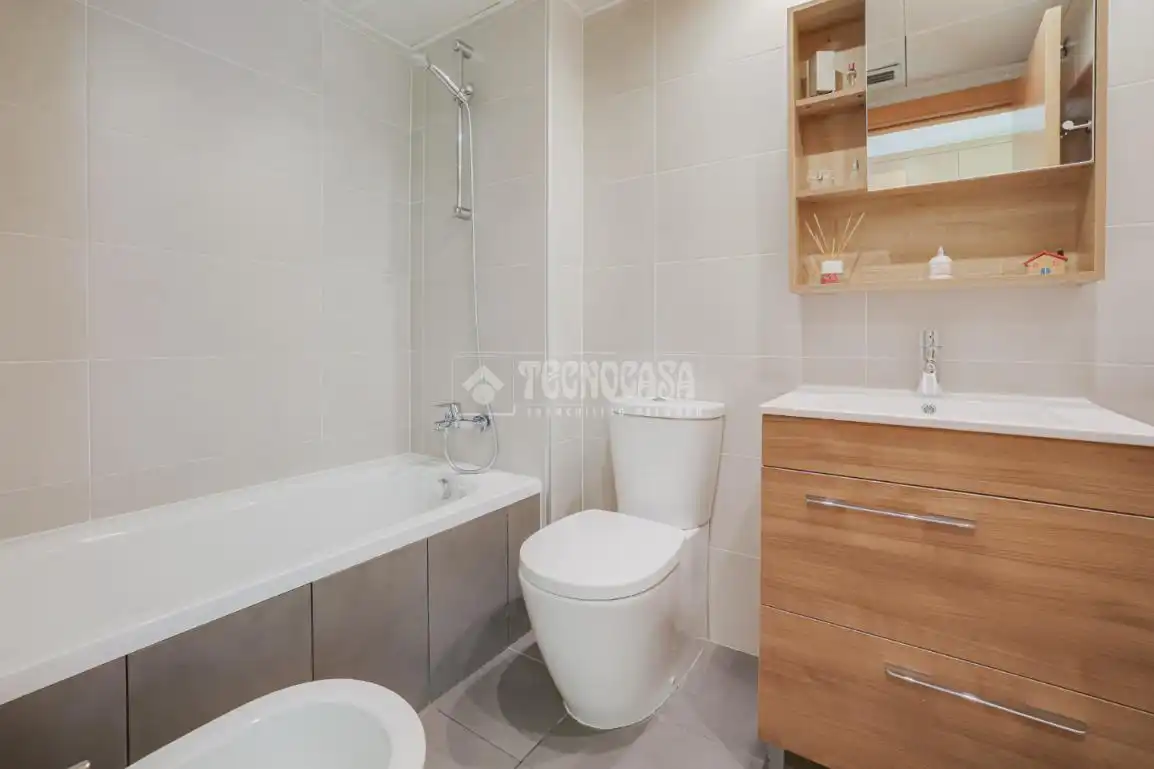 Baño de Piso en venta en L'Hospitalet de Llobregat con Aire acondicionado, Calefacción y Balcón