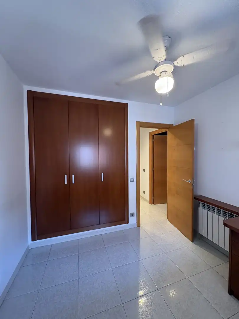 Schlafzimmer von Wohnung zur Miete in Girona mit Klimaanlage, Heizung und Möbliert