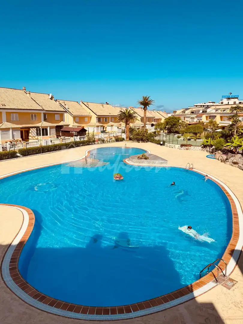 Schwimmbecken von Einfamilien-Reihenhaus zum Verkauf in Arona