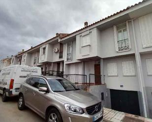 Außenansicht von Wohnung zum verkauf in Castuera mit Terrasse und Balkon