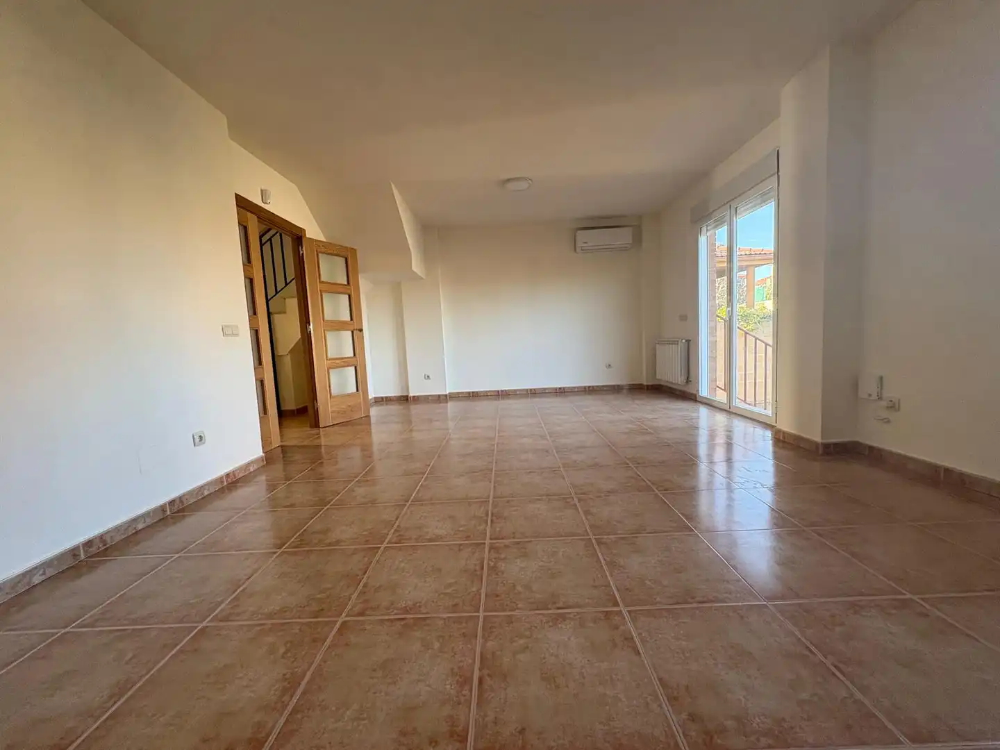 Sala d'estar de Casa o xalet en venda en Torres de la Alameda amb Aire condicionat, Calefacció i Jardí privat
