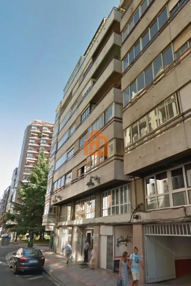 Vista exterior de Pis de lloguer en León Capital  amb Calefacció, Parquet i Traster