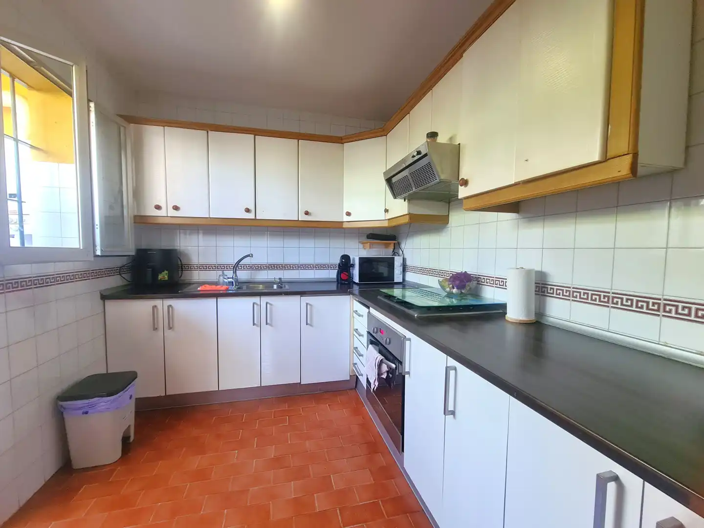 Cuina de Casa adosada en venda en Estepona amb Aire condicionat, Jardí privat i Terrassa