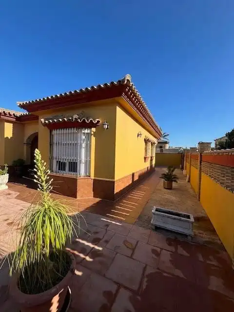 Vista exterior de Casa o xalet en venda en Chiclana de la Frontera amb Jardí privat i Terrassa