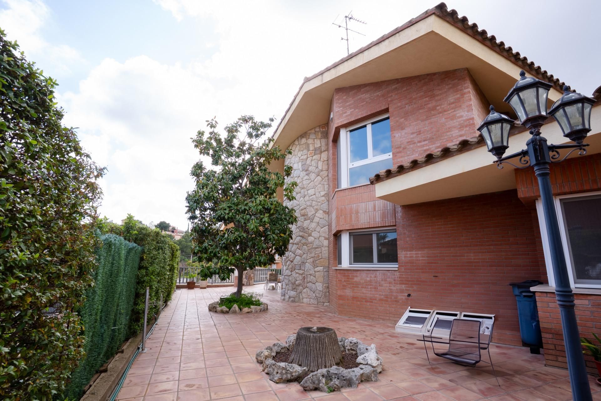 Vista exterior de Casa o xalet en venda en Castellvell del Camp amb Aire condicionat, Calefacció i Jardí privat