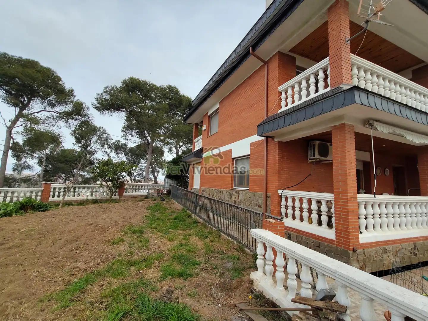 Vista exterior de Casa o xalet en venda en Cerdanyola del Vallès amb Calefacció, Jardí privat i Parquet