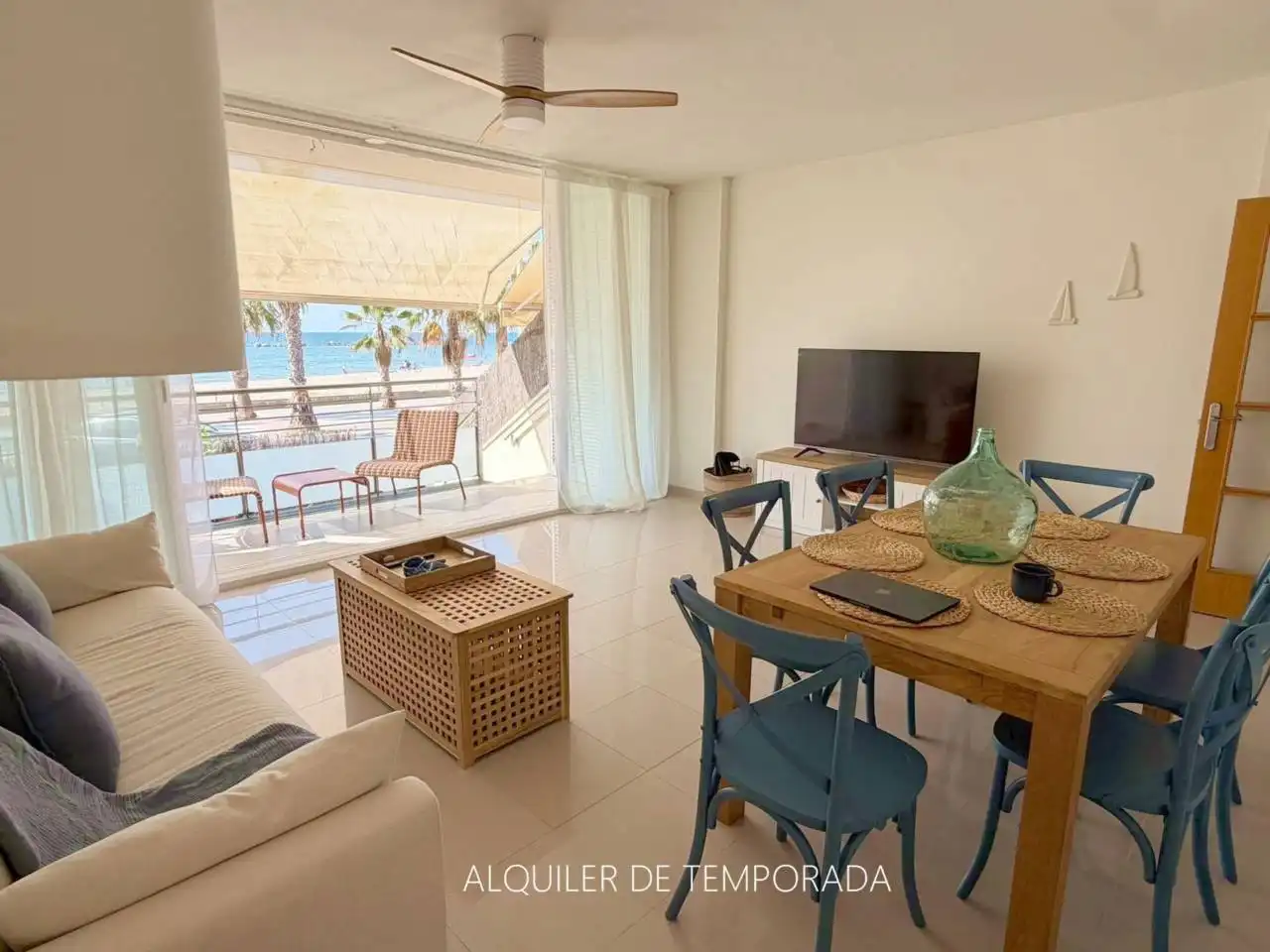 Sala d'estar de Pis de lloguer en Cubelles amb Aire condicionat, Calefacció i Jardí privat