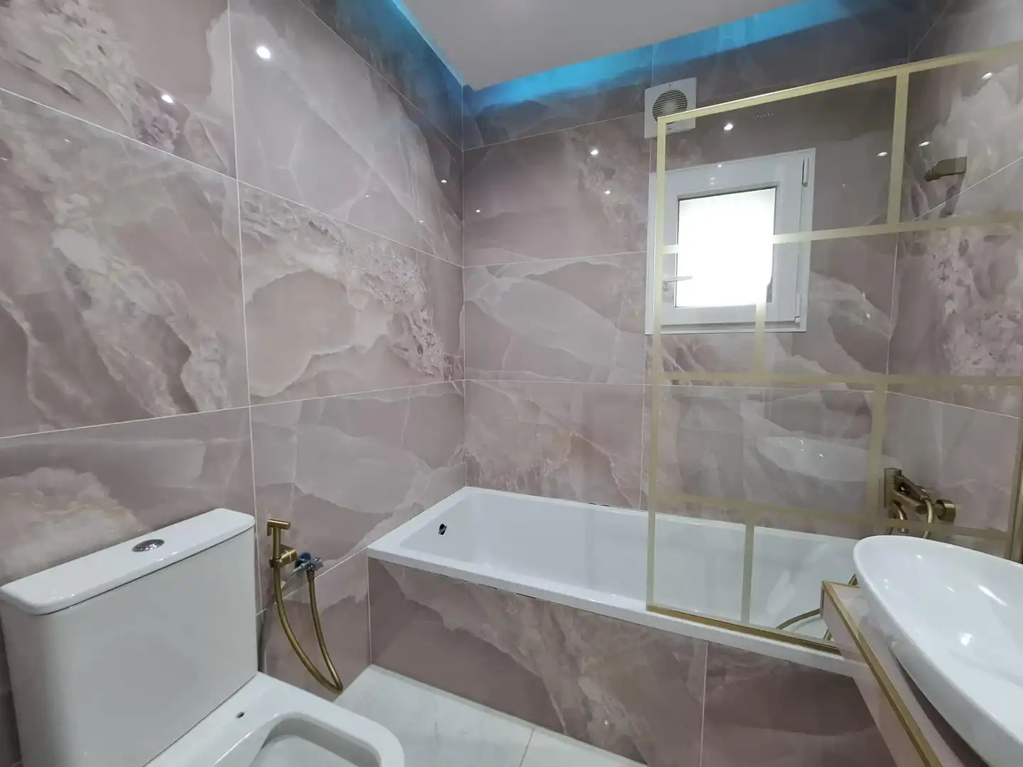 Baño de Piso en venta en Marbella con Aire acondicionado y Piscina comunitaria