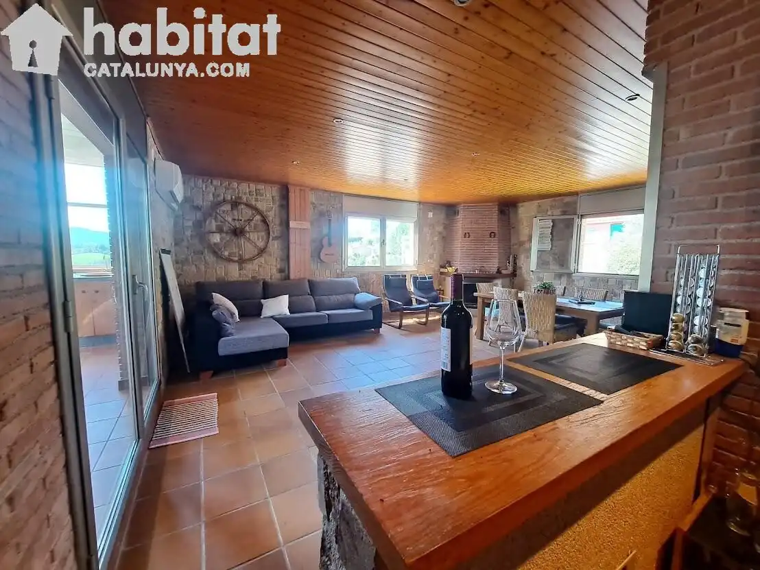 Sala d'estar de Casa o xalet en venda en Sant Esteve Sesrovires amb Aire condicionat, Jardí privat i Terrassa