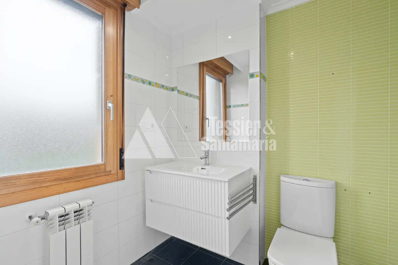Bathroom of Flat for sale in Gijón   with Heating, Parquet flooring and Storage room