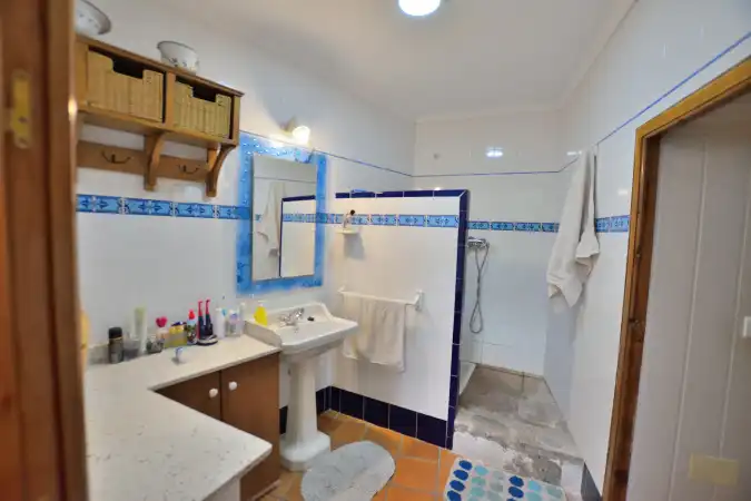 Baño de Casa adosada en venta en Benaoján con Calefacción, Terraza y Jacuzzi