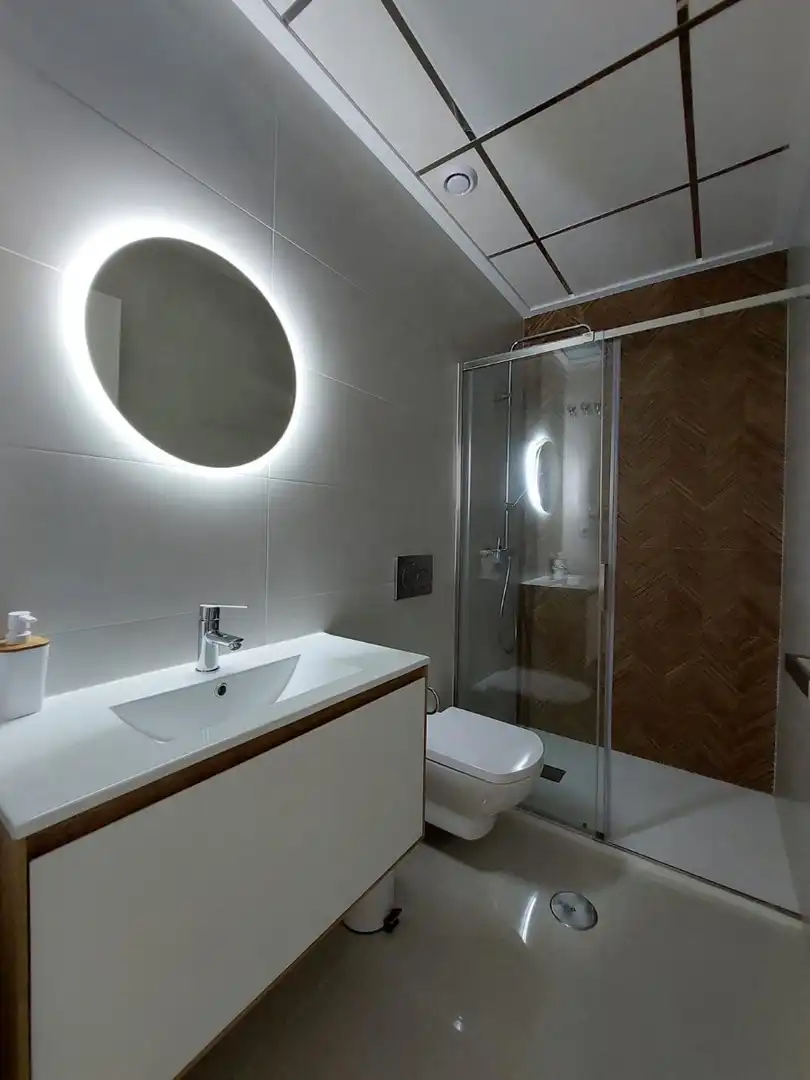 Bany de Apartament de lloguer en Torrevieja amb Aire condicionat, Calefacció i Piscina