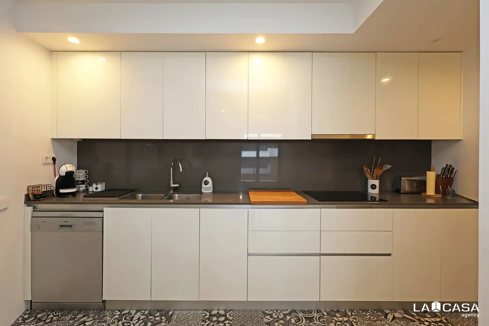 Kitchen of Flat for sale in L'Hospitalet de Llobregat  with Terrace and Swimming Pool