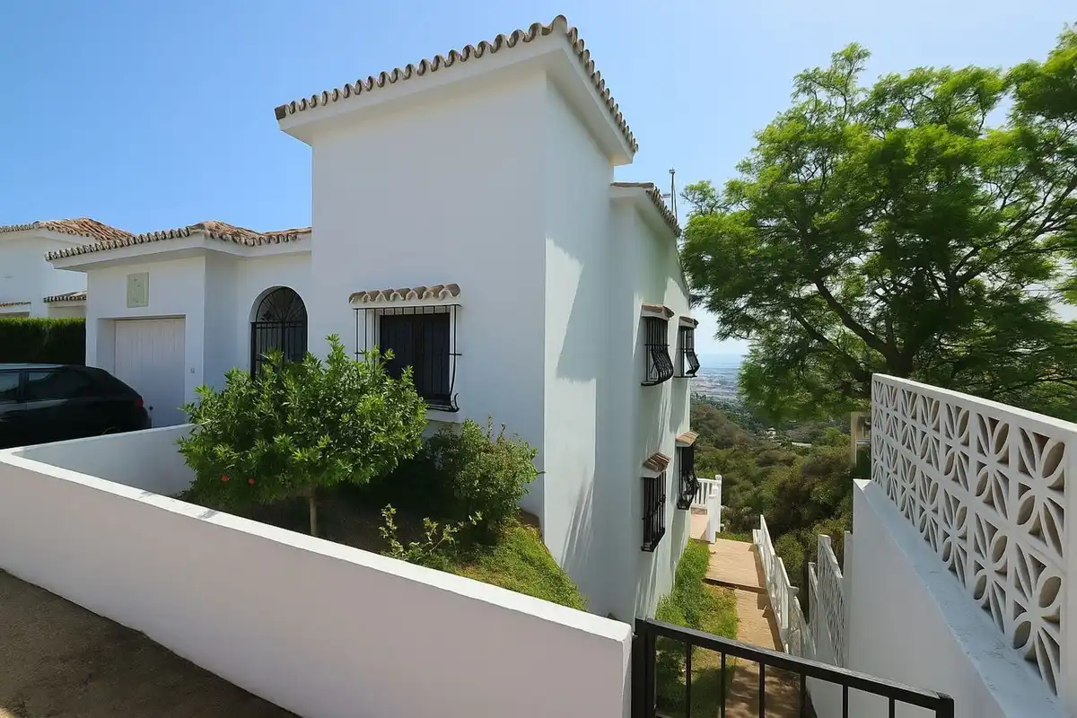 Vista exterior de Casa o chalet en venta en Mijas con Aire acondicionado, Calefacción y Jardín privado