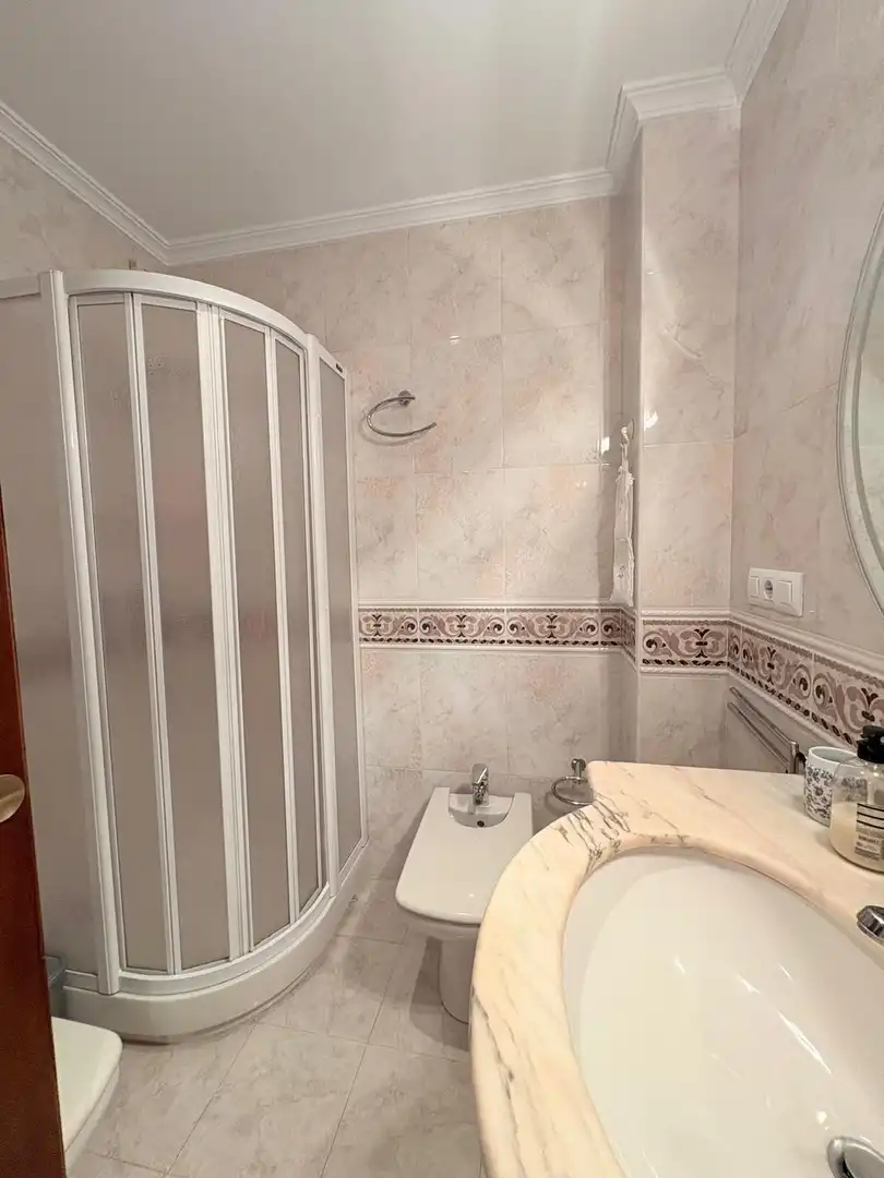 Baño de Piso de alquiler en Sevilla con Aire acondicionado, Terraza y Trastero