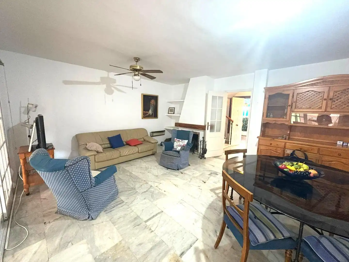 Sala d'estar de Casa adosada en venda en Fuengirola amb Aire condicionat, Jardí privat i Terrassa