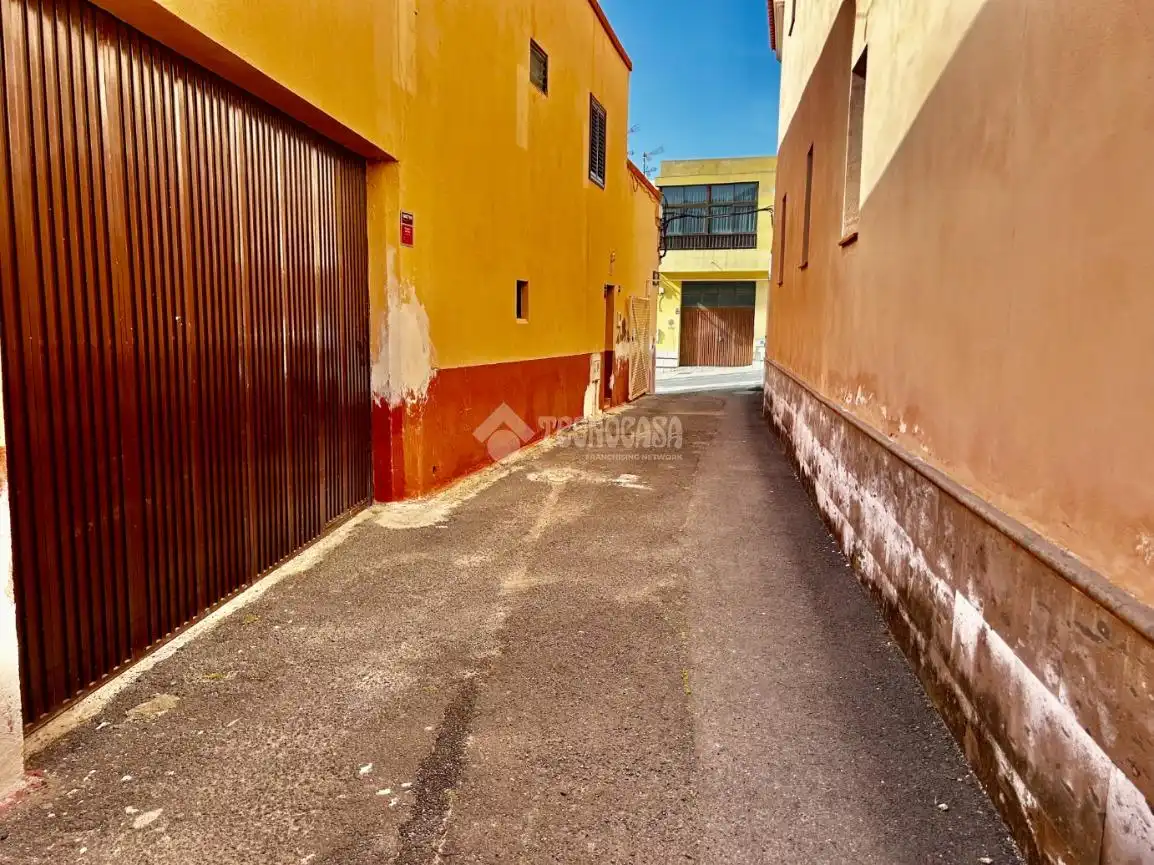 Außenansicht von Garage zum Verkauf in Arafo