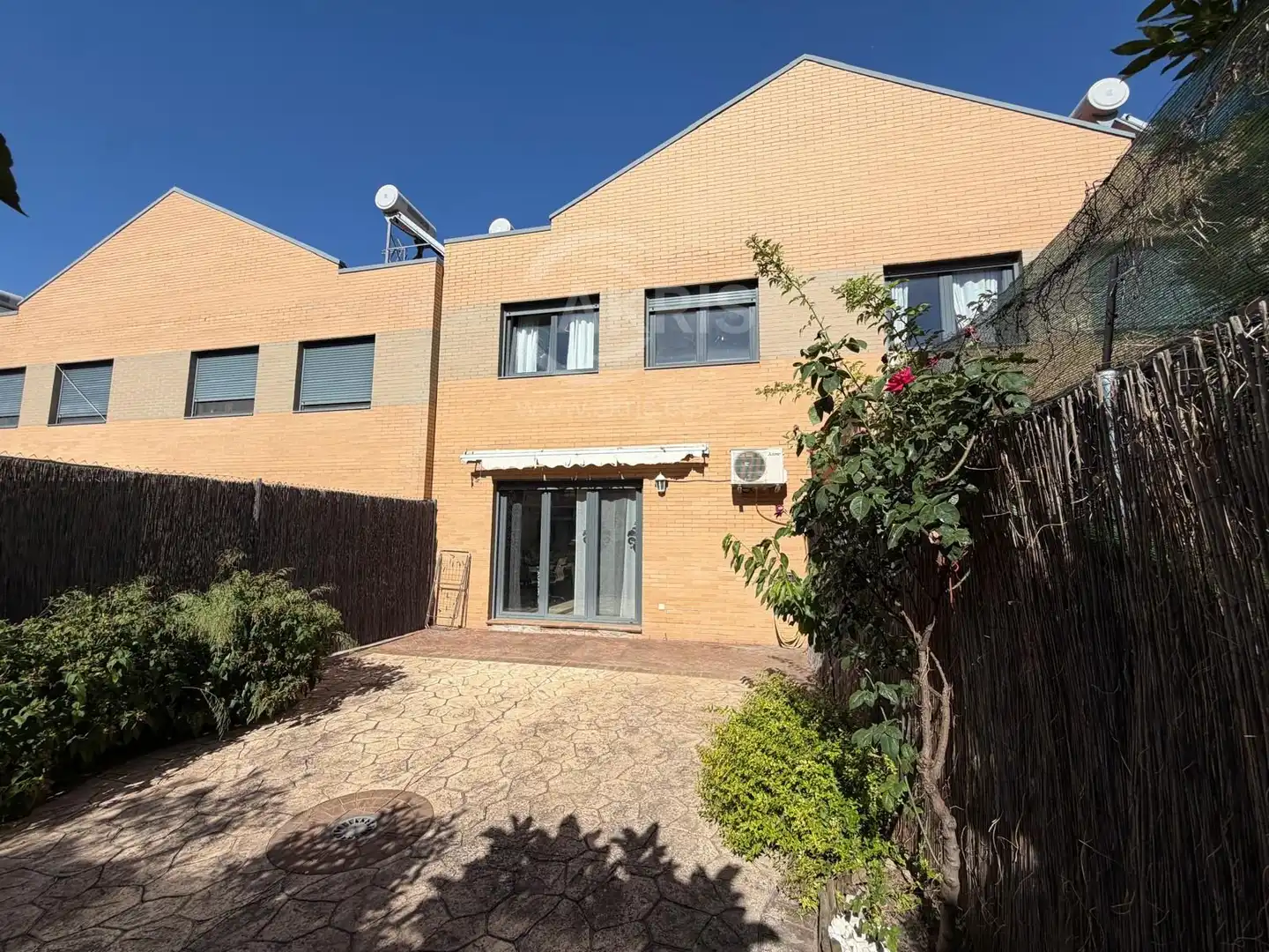 Vista exterior de Casa adosada en venda en Ontígola amb Aire condicionat, Calefacció i Jardí privat