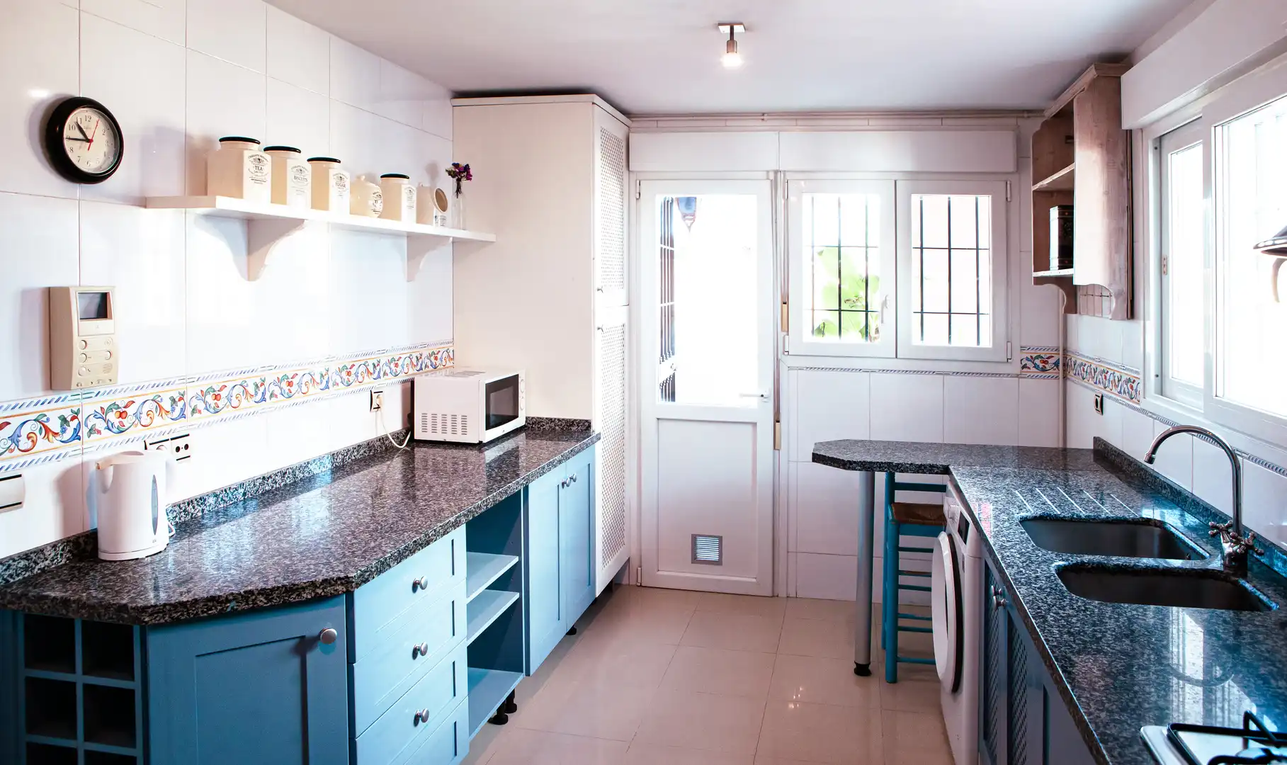 Kitchen of Houses for sale in Espartinas  with Air Conditioner, Private garden and Oven