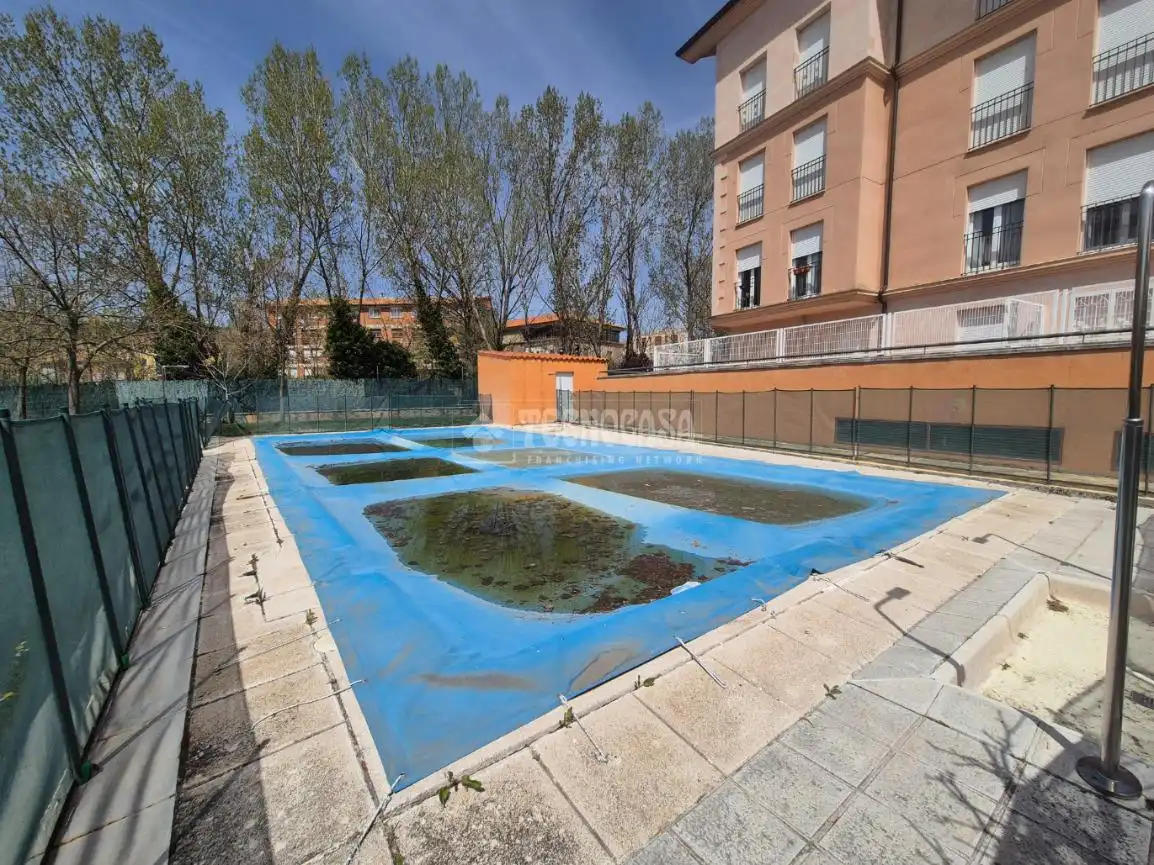 Piscina de Piso en venta en Sigüenza con Calefacción y Terraza