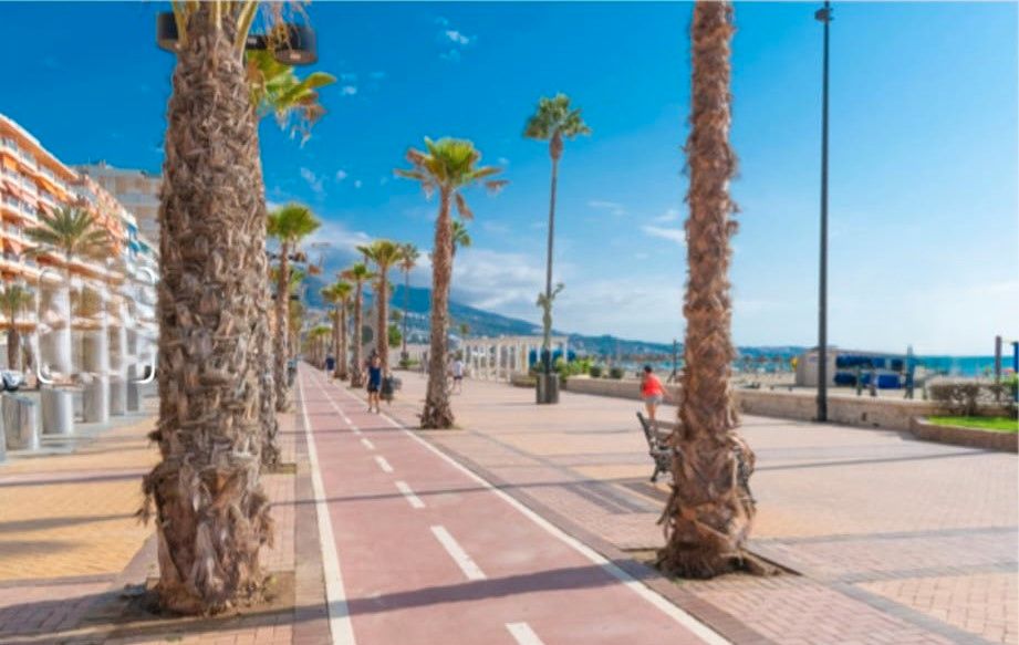 Vista exterior de Estudi en venda en Fuengirola amb Moblat, Balcó i Alarma